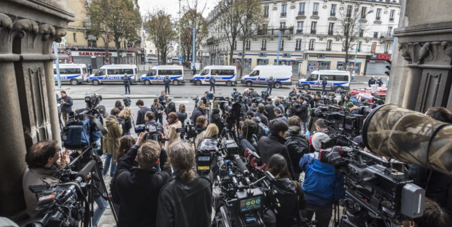 Médias face à l'intervention de la police française mobilisée suite aux attentats terroristes de Paris le 13 novembre 2015.