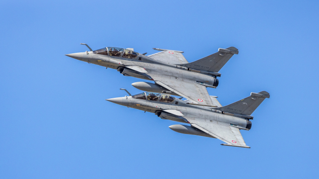 Le Rafale Dassault de l'armée de l'air française exposé lors d'un salon aéronautique