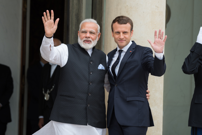 Le président français, Emmanuel Macron, accueille le Premier ministre indien, Narendra Modi