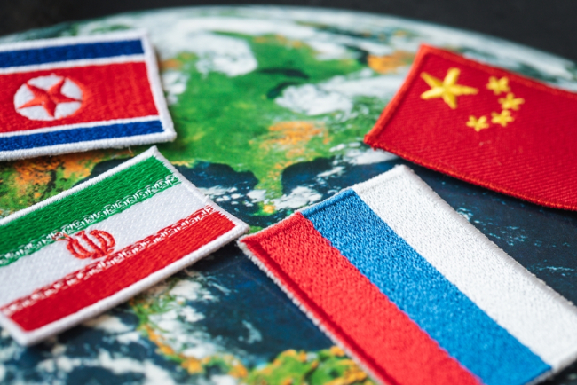 Drapeaux de l'Iran, de la Russie, de la Chine et de la Corée du Nord.