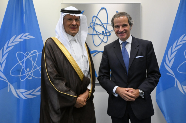 Rencontre de Rafael Mariano Grossi, directeur général de l'AIEA avec le prince Abdulaziz bin Salman, ministre de l'Énergie du Royaume d'Arabie saoudite, 68e Conférence générale de l'AIEA, Vienne, septembre 2024