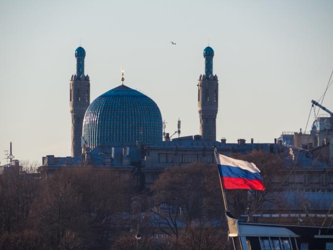 Russian flag and the St. Petersburg Mosque