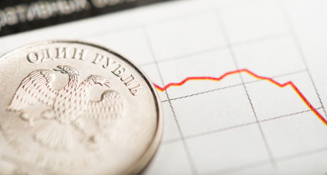 Une pièce d'un rouble russe sur un graphique fluctuant.