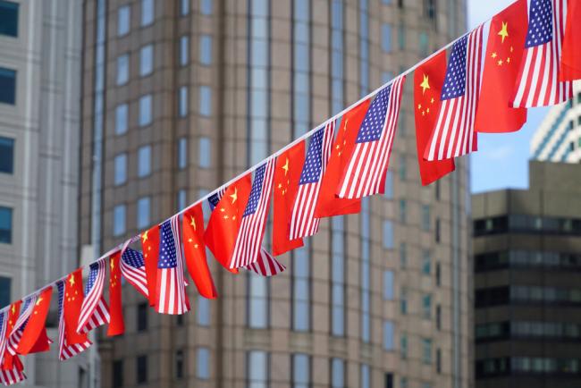 Drapeaux de la Chine et des États-Unis