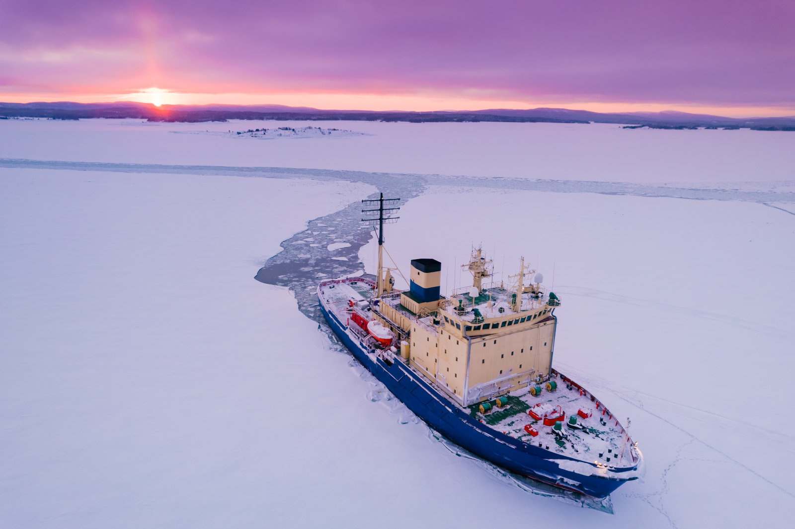 Bateau de déglaçage en Arctique